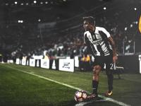 田径赛场焦点！克罗地亚队对阵英格兰队，强强对话引爆全球球迷关注