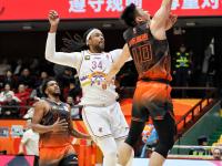 江苏男篮双外援屡屡受伤，球队面临危机